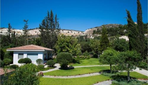 Bungalow with Garden View