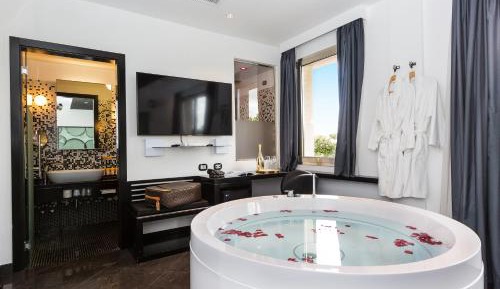 Suite with Hot Tub
