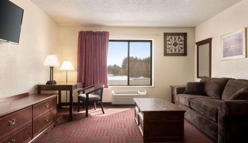Deluxe One-Bedroom King Suite - Non-Smoking