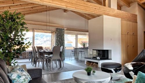 Apartment with Mountain View