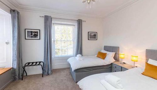 Deluxe Queen Suite