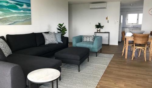 Two-Bedroom Apartment with Air-Conditioning and Ocean View