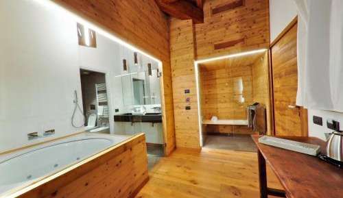 Suite with Hot Tub and Sauna