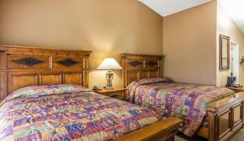 Queen Room with Two Queen Beds with Lakeview - Non-Smoking