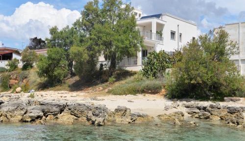 Six-Bedroom Villa - Beach Front