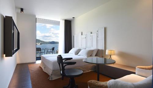 Deluxe Double or Twin Room with Lake View