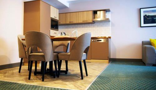 Deluxe Queen Suite