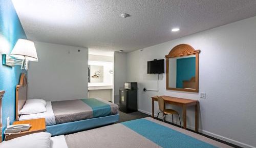 Deluxe Queen Room with Two Queen Beds - Non-Smoking