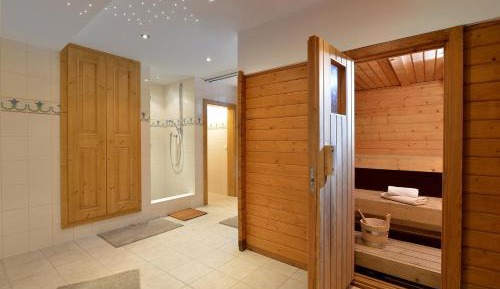 Three-Bedroom Apartment with Sauna