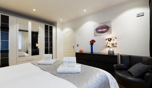 Two-Bedroom Apartment with Fireplace