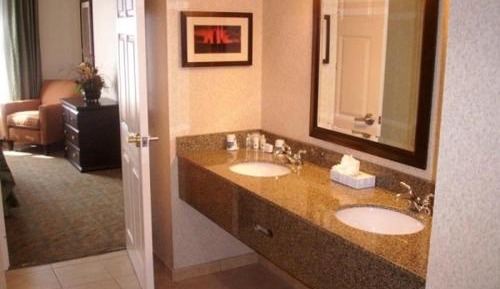 One-Bedroom King Suite with Jetted Tub