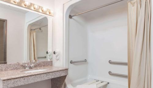 1 Queen Bed Mobility Accessible Room Non-Smoking