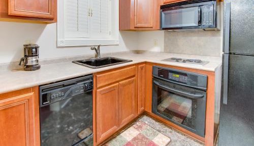 Deluxe One-Bedroom Apartment