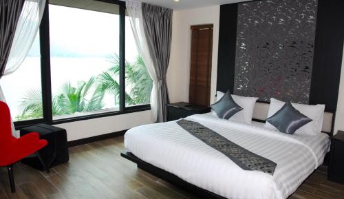 Deluxe Suite with River View