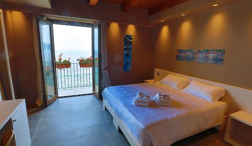 Deluxe Room with Balcony and Sea View