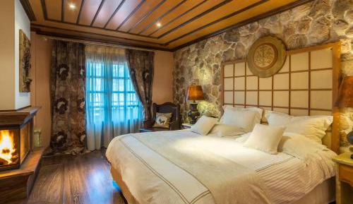 Deluxe Double Room with Fireplace and Mountain View
