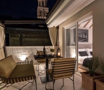 Double Room with Terrace with Landmark View