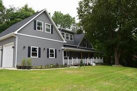 Peoria Heights House | Red Poppy Place in Central Peoria Heights