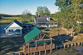Raceland Bed & Breakfast | A Chateau on the Bayou Bed & Breakfast - BR5 - Queen Bed