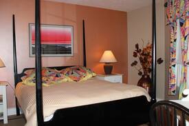 Union Pier Bed & Breakfast | PUMPERNICKEL INN....Island Breeze Suite/Coach Room