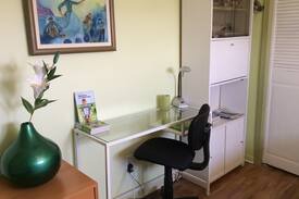 Alma Bed & Breakfast | chambre privée (lit queen) et vivoir avec frigo