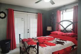 Peoria Heights House | Red Poppy Place in Central Peoria Heights