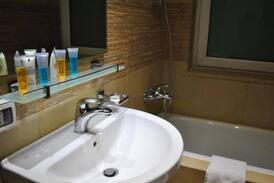 Amman Apartment | Ocean Hotel Spectacular Queen Room 4