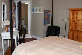 Union Pier Bed & Breakfast | PUMPERNICKEL INN....Island Breeze Suite/Coach Room