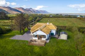 Glenbeigh Cabin | Traditional Irish Thatched Cottage