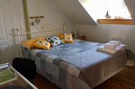 Alma Bed & Breakfast | chambre privée (lit queen) et vivoir avec frigo