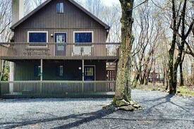 Lake Harmony Estates House | 🏡LakeHarmony-BeachPass,HotTub,Firepit, Grill+Linen