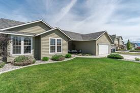 East Wenatchee House | Manicured home w/ hot tub, patio & gorgeous views - close to town & the rivers!