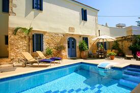 Plaka House | 3 bedroom villa sleeps 6 in plaka