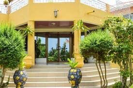 Oshien Bed & Breakfast | SIKASO BEACH HOTEL