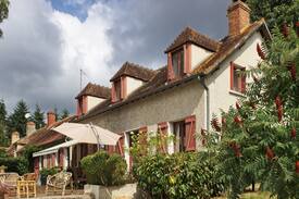 Neuvy Le Barrois House | Vriendelijk huis met zwembad in tip top staat.
