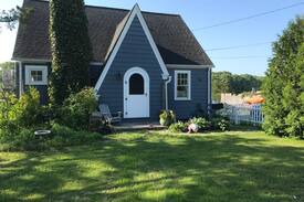 North Kingstown Cabin | Waterfront Cottage in Wickford Village !!!!