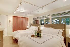 Lake Hills House | Grand Suite - Private Oasis Bellevue