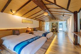Mofenglin Hotel | 【花筑·朴墅民宿】秋分·观景豪华标间：万峰林景区内/归园田居/质朴中式/果园采摘