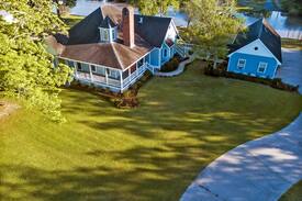 Raceland Bed & Breakfast | A Chateau on the Bayou Bed & Breakfast - BR5 - Queen Bed