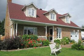 Alma Bed & Breakfast | chambre privée (lit queen) et vivoir avec frigo