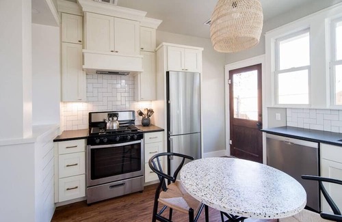 Fredericksburg House | Pet Friendly, King Bed, Full Kitchen - The Max
