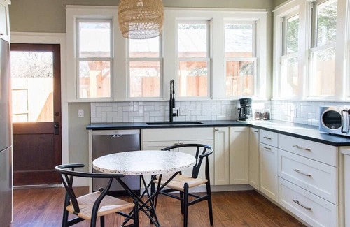 Fredericksburg House | Pet Friendly, King Bed, Full Kitchen - The Max