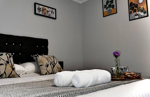 Blacon Apartment | The Cheshire Gathering - Hot Tub | 8 Bedroom