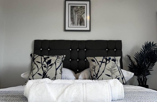 Blacon Apartment | The Cheshire Gathering - Hot Tub | 8 Bedroom