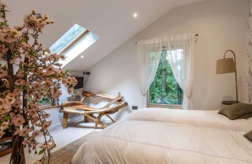Tickenham House | 5* Luxury Eco Woodland Retreat Sleeps 12 Hot Tub Sauna Bar Games Room