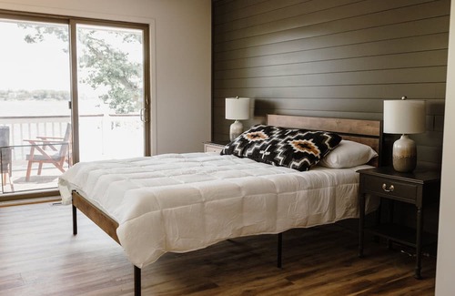 Shoreview House | Lakeside Retreat w/ Hot Tub & Sauna