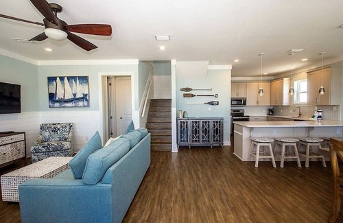 Morgantown House | Pools, Dogs and Great Views!