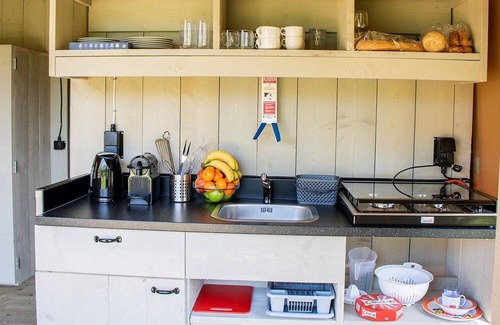 Salles-Curan Ski Chalet | Luxe Sanitary XL 6 Pers. Villatent at camping Les Genêts on Lake Pareloup