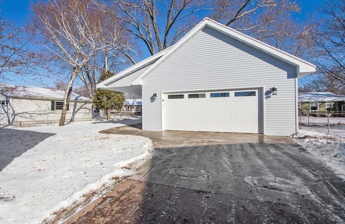 Green Bay House | House w Finished Garage Walk to Lambeau Bars Resch