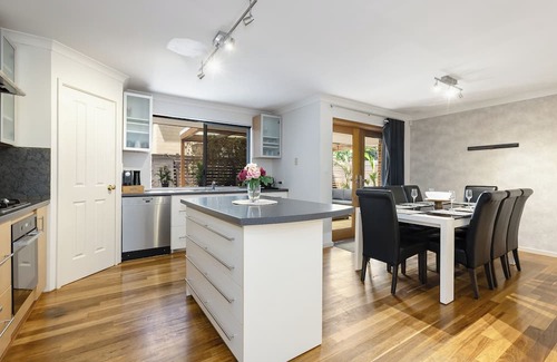 Victoria Park House | Vic Park Home close to Crown Perth